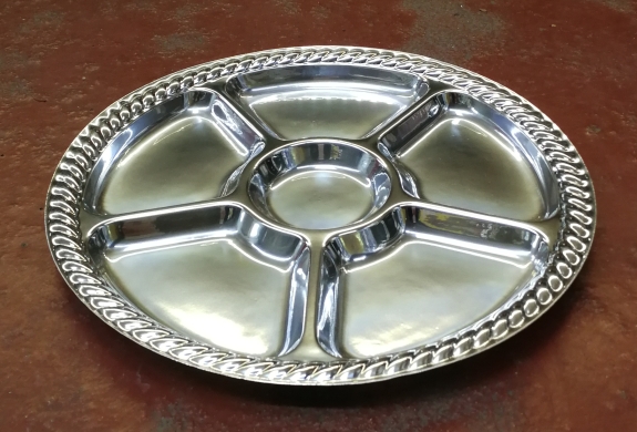 Servierplatte rund silber mit Einteilung
					&oslash; 30 cm
				